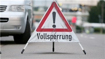 Ein Warndreieck mit dem Aufschrift "Vollsperrung" steht im Einfahrtsbereich zum Leverkusener Chempark