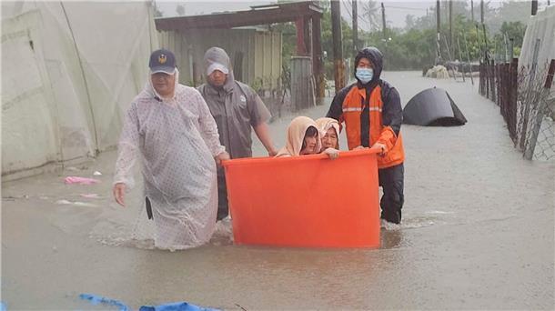 Taifun „Gaemi“ wütet in Taiwan und China - Schiffe gesunken In Taiwan evakuierte die Feuerwehr Anwohner. „Gaemi“ war dort in der Nacht zum Donnerstag auf Land getroffen.