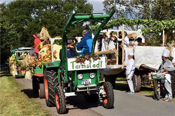 In Tarmstedt waren viele Erntewagen beim Umzug bei schönem Wetter dabei.