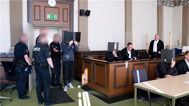 In Verden stehen die drei mutmaßlichen Brandstifter aus dem Landkreis Rotenburg vor Gericht. Am 9. Oktober wird der Prozess fortgesetzt.