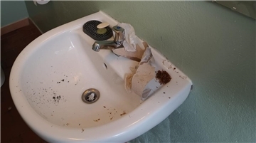 In verdrecktem Zustand präsentieren sich immer wieder die Toiletten in der Kapelle auf dem Friedhof Neues Feld. 