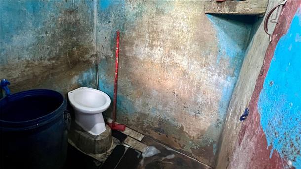 In verlassenen Gräbern haben die Menschen Toiletten angelegt.