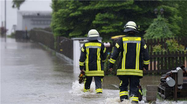 Lage zugespitzt: Menschen aus überfluteten Häusern gerettet In vielen Regionen rückte die Feuerwehr zu Einsätzen aus.