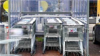 In vielen Supermärkten wird der Einlass zukünftig wieder nur mit Einkaufswagen möglich sein.