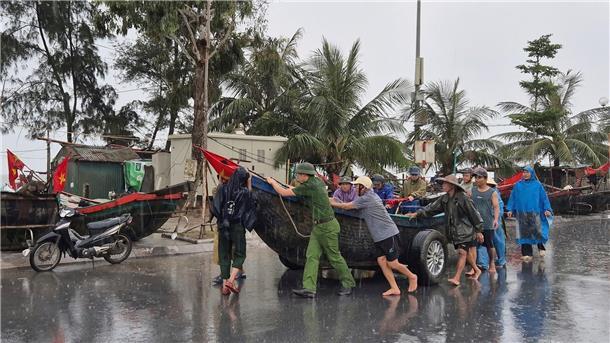 Sturm „Wipha“: Tote auf den Philippinen - Sorge in Vietnam In Vietnam treffen die Menschen Vorbereitungen, um sich vor „Wipha“ zu schützen.