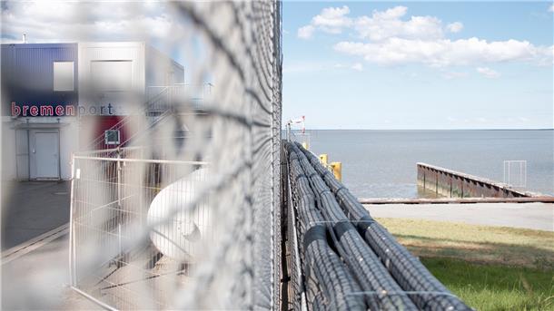 Kennen Sie diese traumhaften Fotospots in Bremerhaven? In Weddewarden verbindet sich das industrielle Ambiente des Containerhafens mit der den schier unendlichen Weiten des Deichs.