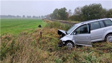 In Wehdel kam es zu einem Zusammenstoß zwischen einem Pkw und einem Zug. Die Feuerwehr evakuierte 52 Fahrgäste.