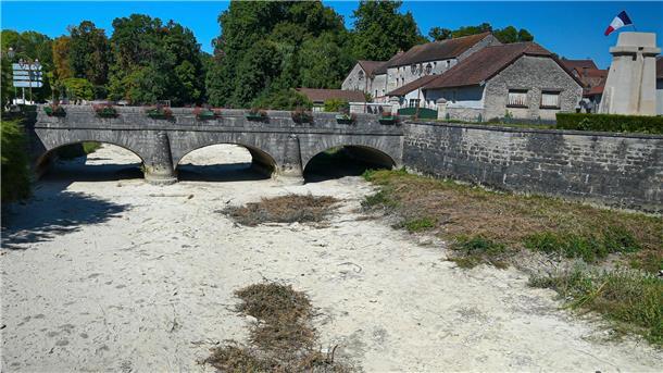 Dürreperiode in weiten Teilen Frankreichs befürchtet In weiten Teilen Frankreichs ist der Grundwasserpegel bedenklich niedrig.