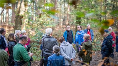NABU:Hauen und Stechen um den Reinkenheider Wald Naturschützer kämpfen in Bremerhaven um den Erhalt des beliebten Reinkenheider Forsts. Nabu-Landesgeschäftsführer Sönke Hofmann erklärt den Teilnehmern einer Führung, wie der Wald "tickt".
