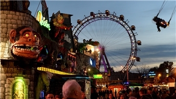Prater in Wien mit dem berühmten Riesenrad im Hintergrund