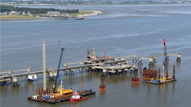 In Wilhelmshaven entsteht das LNG-Terminal. Die Gemeinde Butjadingen fürchtet, dass der Bau zu einer weiteren Verschlickung des Fedderwarder Priels führt.