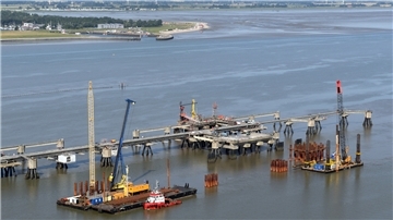 In Wilhelmshaven entsteht das LNG-Terminal. Die Gemeinde Butjadingen fürchtet, dass der Bau zu einer weiteren Verschlickung des Fedderwarder Priels führt.