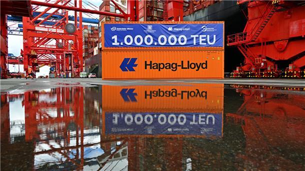 Zwei Container der Reederei Hapag-Lloyd stehen in einem Hafen