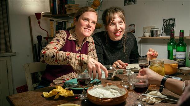 In „Wilma will mehr“ wagt Ende der 1990er Jahre eine ehemalige DDR-Maschinistin aus der Lausitz (Fritzi Haberlandt, links, mit Meret Engelhardt) die Flucht nach vorn - und entdeckt in Wien ihre Unabhängigkeit und Lebensfreude wieder.