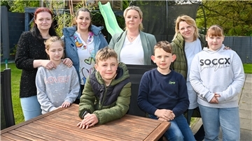 (von links) Carmen Siems, Sandra Mühlrad, Stephanie Sobing und Katja Tiedemann mit den Kindern Gina, Elio, Sam und Tylina.