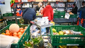 In Wulsdorf hat an der Thunstraße die vierte Ausgabestelle der Tafel eröffnet.
