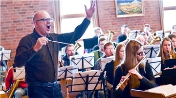 In Zusammenarbeit mit Jacob de Haan, der weltweit meistgespielte zeitgenössische Komponist für moderne Blasmusik, entsteht derzeit ein eigens für das Orchester verfasstes Werk.