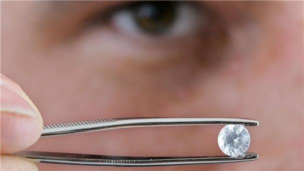 Über den Tod hinaus: Wenn aus Asche ein Gedenkdiamant wird In zwei Bundesländern ist es erlaubt, einen Teil der Totenasche zu einem Diamanten zu verarbeiten. (Archivbild)