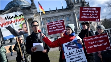 Indra Ghosh überreicht 1,6 Millionen Unterschriften im Rahmen einer Petition zu einem Antrag auf Grundrechtsverwirkung für den AfD-Politiker Björn Höcke.