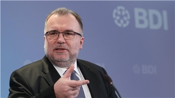Industriepräsident Siegfried Russwurm vertritt die Ansicht, dass  Deutschland immer mehr ins Hintertreffen gegenüber anderen Regionen der Welt gerät.