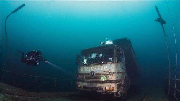 Tödlicher Tauchunfall: 30 Jahre alte Frau verunglückt im Kreidesee in Hemmoor Industrierelikte unter Wasser wie Lkw-Rampen, Förderbänder sowie ein „Rüttler“ - ein Betongebäude mit Brücke und unterirdischen Gängen - zeugen von der Tagebau-Vergangenheit.