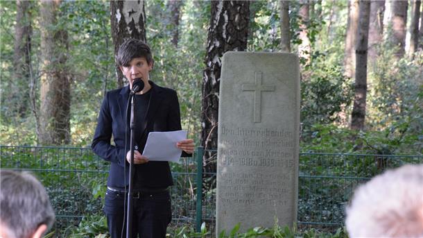 Ines Dirolf, stellvertretende Leiterin der Gedenkstätte Lager Sandbostel, auf der Kriegsgräberstätte Parnewinkel: "Der Überfall auf Polen vor 83 Jahren ist eng mit der Geschichte dieses Ortes und der von Sandbostel verwoben."