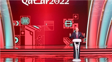 Infantino bei der WM-Auslosung 2022.