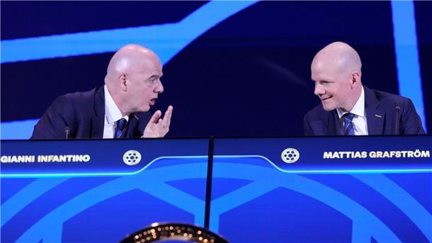 Eklat bei FIFA-Kongress: Europa-Delegierte nicht auf Podium Infantino (l.) berät sich mit seinem Generalsekretär Grafström.
