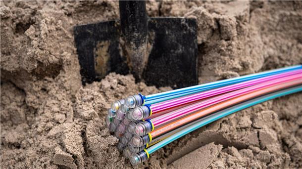Glasfaserausbau in Gnarrenburg: Anschluss kann bestellt werden Ein Glasfaseranchluss, viele Kabel. Infoabend und Beratungstage begleiten den Start der Glasfaser-Vermarktung in Gnarrenburg. Ab 1. September können Haushalte den kostenlosen Anschluss beantragen.