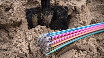 Ein Glasfaseranchluss, viele Kabel. Infoabend und Beratungstage begleiten den Start der Glasfaser-Vermarktung in Gnarrenburg. Ab 1. September können Haushalte den kostenlosen Anschluss beantragen.