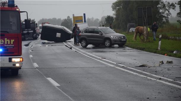 Schwerer Unfall auf B212: Zwei Tote und drei teils lebensgefährlich Verletzte Unfallszene