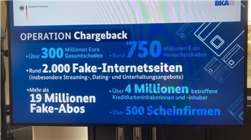 Informationen zu „Operation Chargeback“ sind im Rahmen einer Pressekonferenz beim BKA auf einem Bildschirm zu sehen.