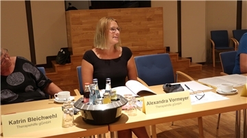 Informierten im Präventionsrat über das Thema Sucht: Alexandra Vormeyer (rechts) und Katrin Bleichwehl.