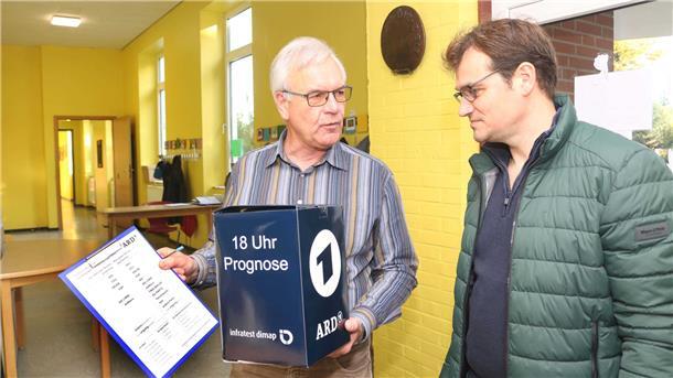 Infratest Dimap befragt einen Wähler im Uthleder Wahllokal.