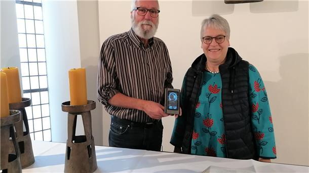 Es wird kalt in den Kirchen in Nordenham Ingbert Plewka (stellvertretender Vorsitzender des amtierenden Kirchenrates) und Pastorin Heike Boelmann-Derra haben einen Blick auf die Temperaturen und die Luftfeuchtigkeit in der Martin-Luther-Kirche.