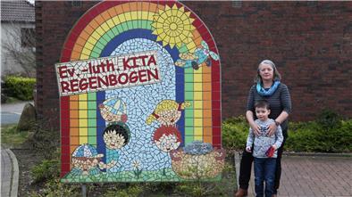 Inge Schenke, Leiterin der Kita, mit Jonas, einem der wenigen Kinder in der Notbetreuung.