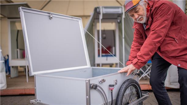 Ingenieur Peter Hartz mit seinem Fahrradanhänger, der sich auch fürs Campen umrüsten lässt.