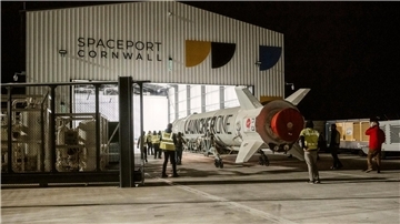 Ingenieure treffen am Flughafen Cornwall letzte Vorbereitungen für einen Satellitenstart, der nun gescheitert ist