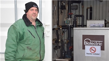 Ein Landwirt steht in Butjadingen angelehnt an seiner Biogasanlage. 