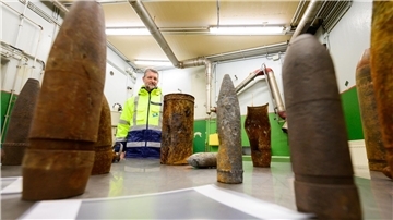 Ingo Schories, Leiter der Abteilung Vernichtung von Munition und Explosivstoffen bei der GEKA, steht neben verschiedenen Munitionstypen.