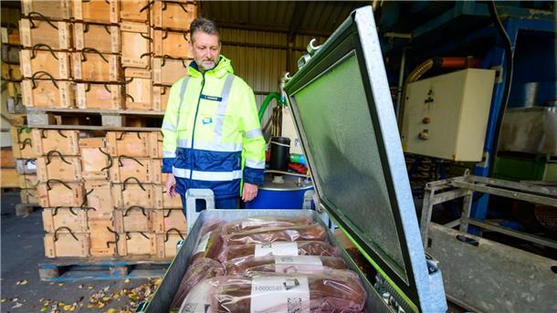 Höchste Sicherheitsstufe bei Vernichtung von Chemiewaffen Ingo Schories, Leiter der Abteilung Vernichtung von Munition und Explosivstoffen bei der GEKA steht neben einer Kiste mit Giftgasgranaten.