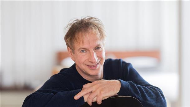 Ingolf Lück hat im Keller Saxofon geübt.