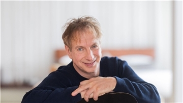 Ingolf Lück hat im Keller Saxofon geübt.