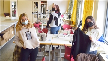 Ingrid Gorbunov, Jana Heil und Julienne Kebernik (von links) freuen sich, beim analogen Lernen zusammen sein zu dürfen.