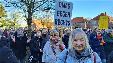 Die „Omas gegen Rechts“ sind bei vielen Demonstrationen für die Demokratie dabei. Nur wurde auch eine Gruppe in Hagen gegründet.  Foto: Stefan Sauer/dpa