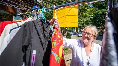 Ingrid Zahn, die Leiterin des Familienzentrums "Louise-Schroeder-Straße", will mit einem Flohmarkt vor der Tür die Kontaktaufnahme zu den Eltern erleichtern und sich mit ihnen über die Schwierigkeiten während der Corona-Krise unterhalten.