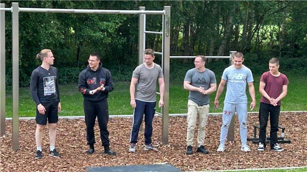 Initiator Birger Sindt (links) mit Freunden, die dankbar sind für den Calisthenics-Park in Selsingen.