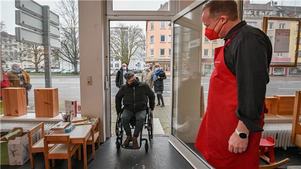 Inklusion in Bremerhaven: Unterwegs mit Rolli und Blindenstock Inklusives Netzwerk Bremerhaven und City Skipper wollen die Innenstadt noch weiter hin zu einem inklusiven Quartier entwickeln. Zunächst sind erst einmal die Barrieren für Kunden im Blick. Silvana Nowacki und Burkhard Stamer in Jacques´Weindepot tauschen sich aus.