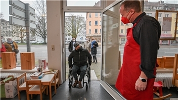 Inklusives Netzwerk Bremerhaven und City Skipper wollen die Innenstadt noch weiter hin zu einem inklusiven Quartier entwickeln. Zunächst sind erst einmal die Barrieren für Kunden im Blick. Silvana Nowacki und Burkhard Stamer in Jacques´Weindepot tauschen sich aus.