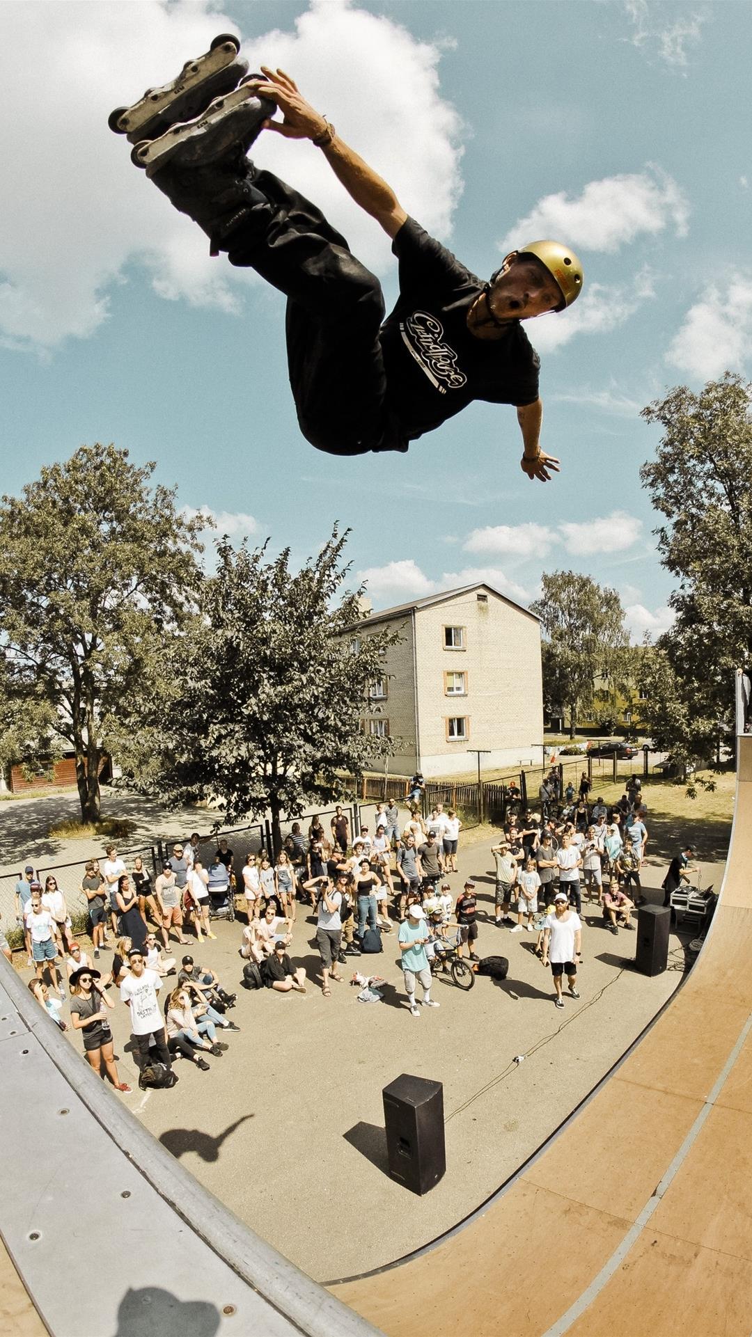 Inlineskater Jo Zenk zeigt sein Können in der Halfpipe. Er möchte mehr Menschen fürs Inlinern begeistern.
